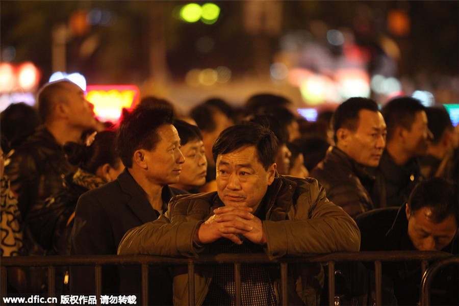 Thousands of stranded travelers queue to enter Guangzhou Railway Station