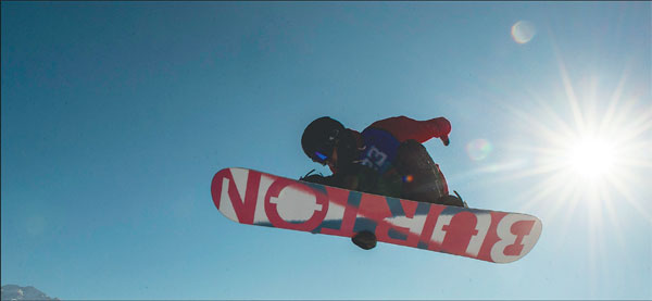 Snowboarder thrills hometown crowd in Urumqi