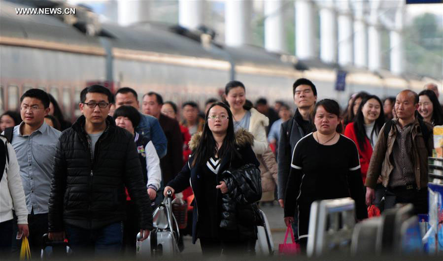 Railway stations witness travle peak as Spring Festival holiday comes to end