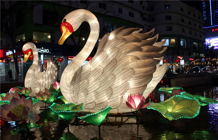 Lanterns light up the night across China