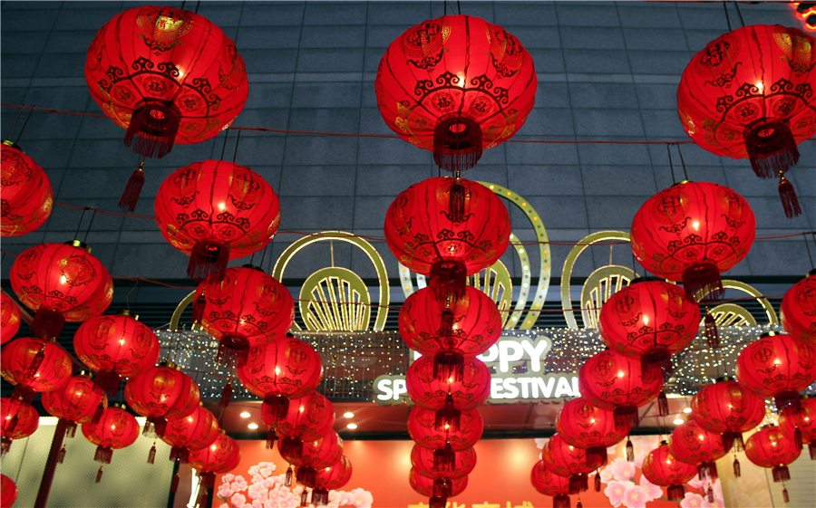 Lanterns light up the night across China