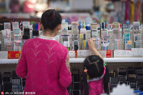 Students begin new term with lucky bags and red envelopes