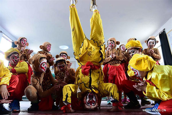 81-year-old folk artist teaches students to perform as monkey