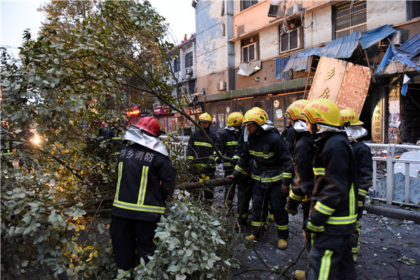 8 rescued, 1 killed after residential building collapses in E China