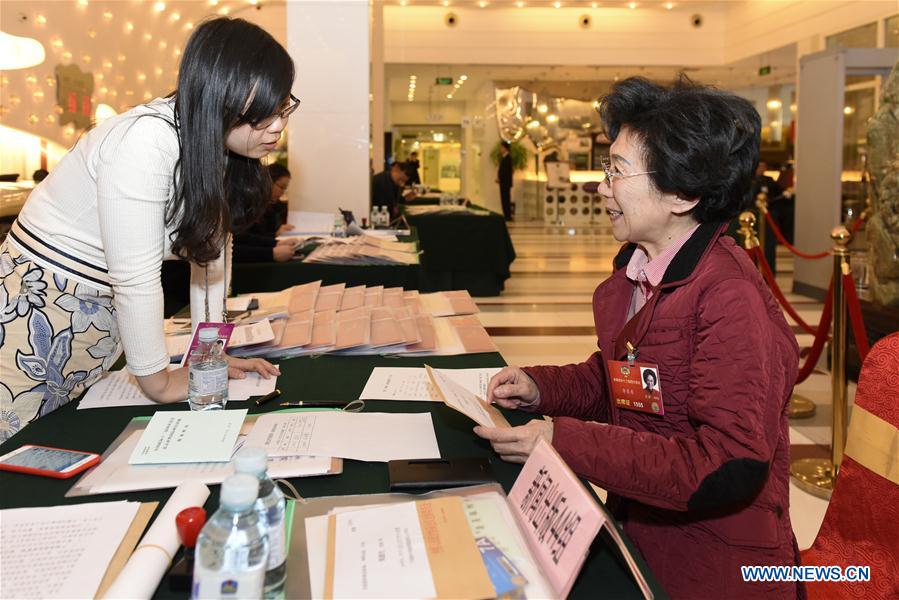 CPPCC members arrive in Beijing for annual session