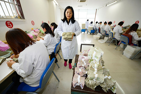 Workers count 8,000 banknotes daily