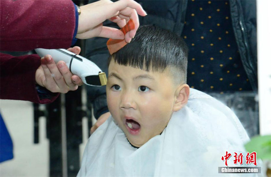 Cutting hair for Longtaitou Festival