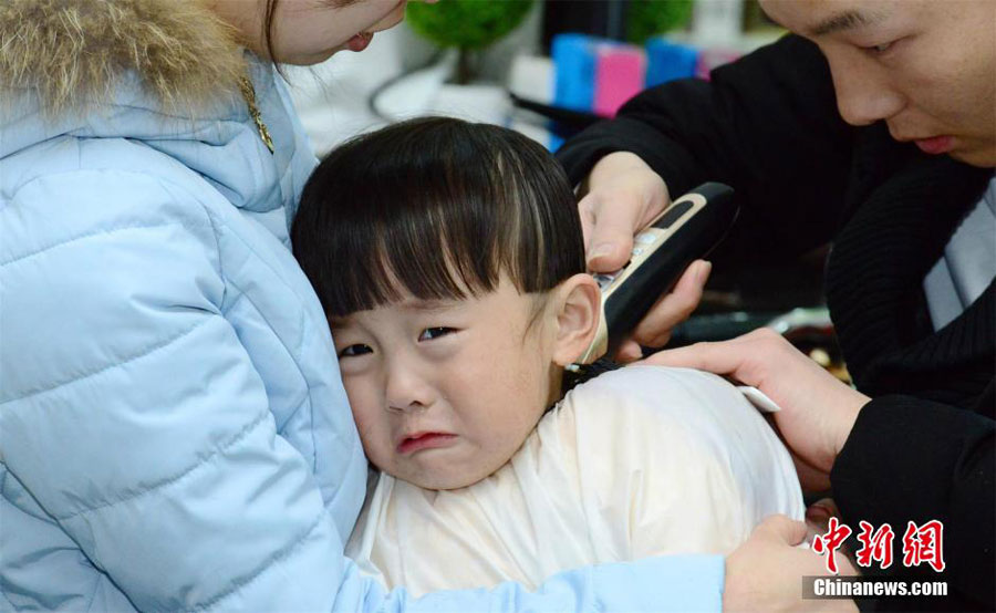 Cutting hair for Longtaitou Festival