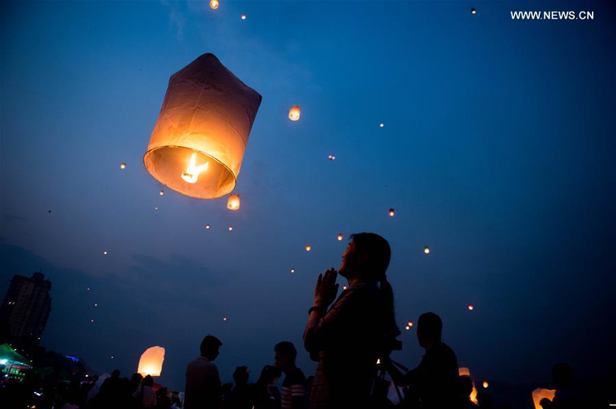 Sky lanterns released to celebrate new year of Dai ethnic group