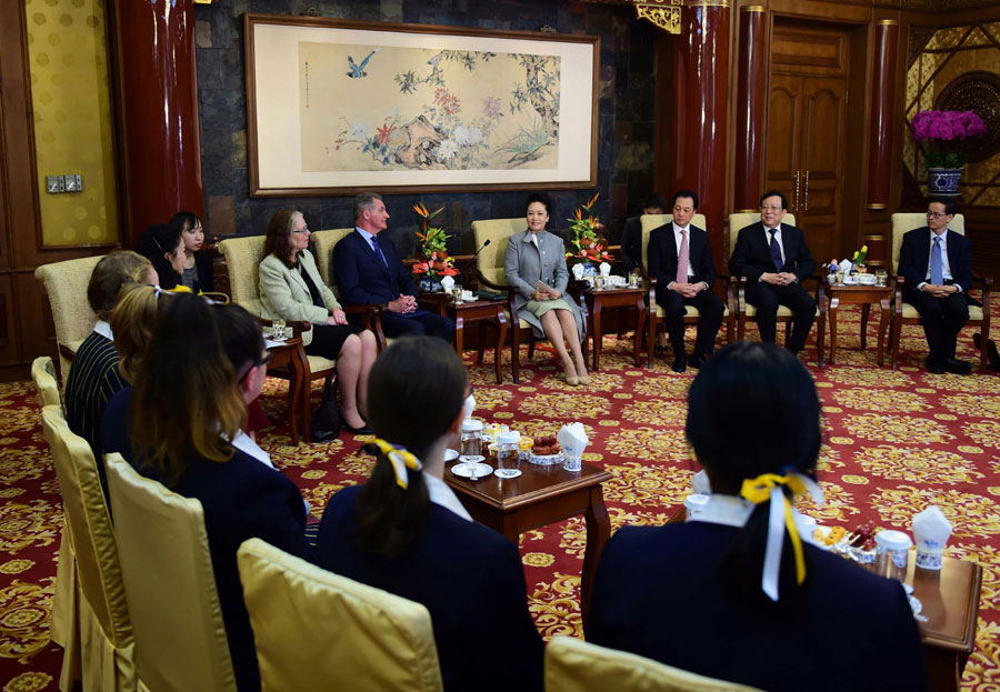 Peng Liyuan meets with students of Austrian school in Beijing