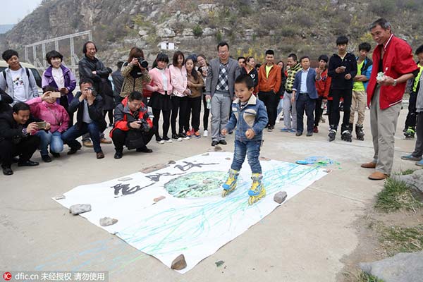 Little champ: Four-year-old roller skates on cliff