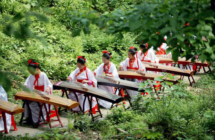 Teenagers play Chinese instrument Zheng in Hubei