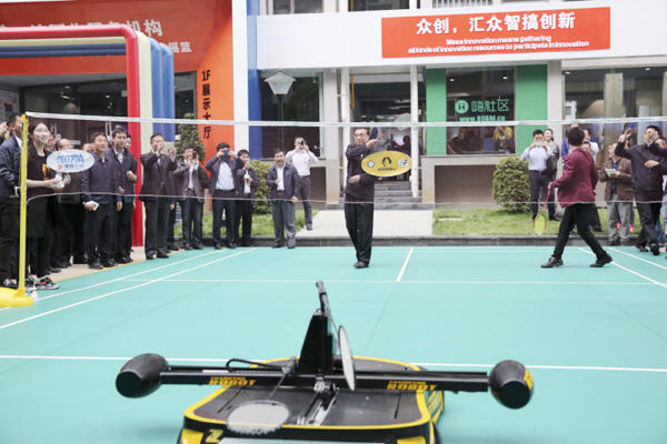 Premier plays badminton with robot as he visits Chengdu's entrepreneurial hub