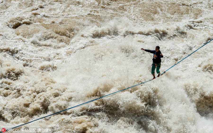 Slackline walker conquers Tiger Jumping Gorge