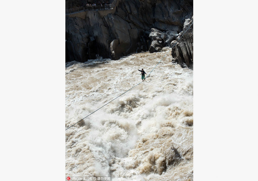 Slackline walker conquers Tiger Jumping Gorge