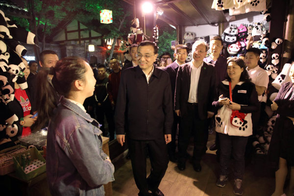 Premier Li tours Chengdu alley, promotes Chinese beer