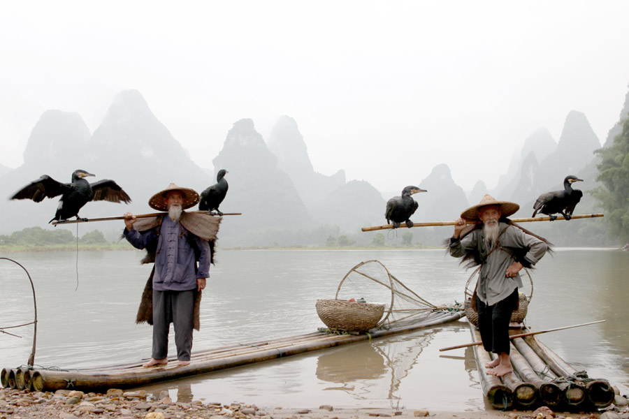 Stars of Lijiang River: Elderly brothers with white beards