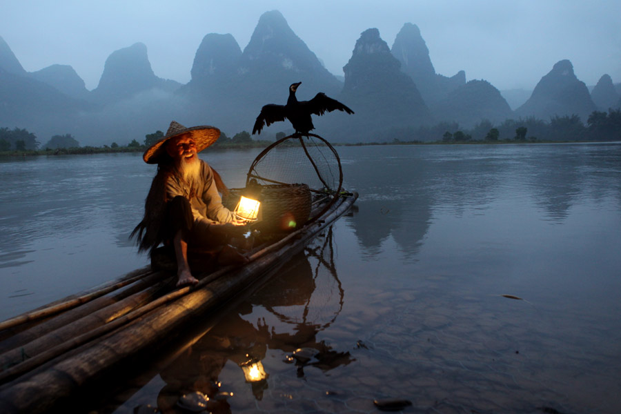 Stars of Lijiang River: Elderly brothers with white beards