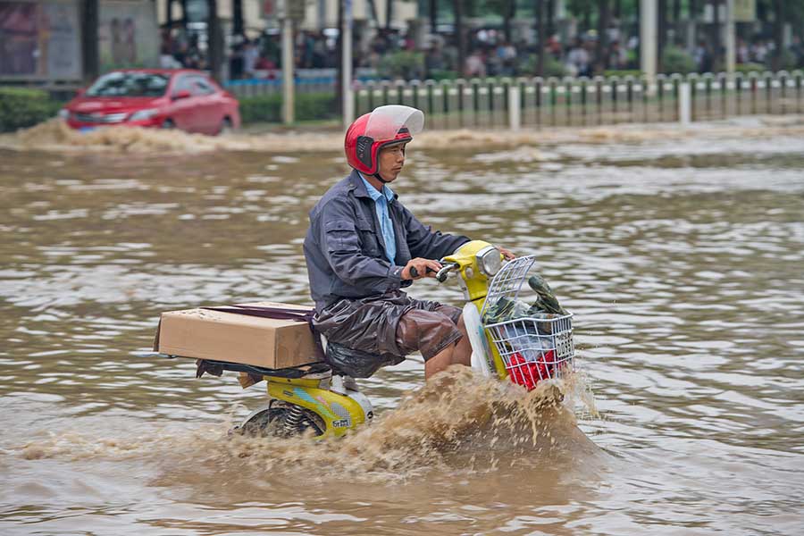 Heavy rain turns Wuhan into 'seaside' city