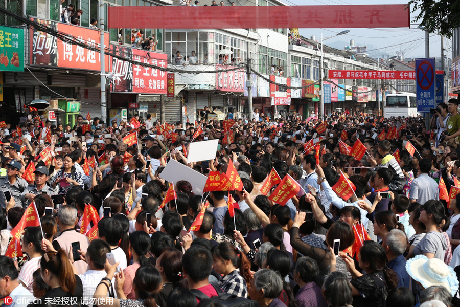 Students receive <EM>gaokao</EM> cheers in E China