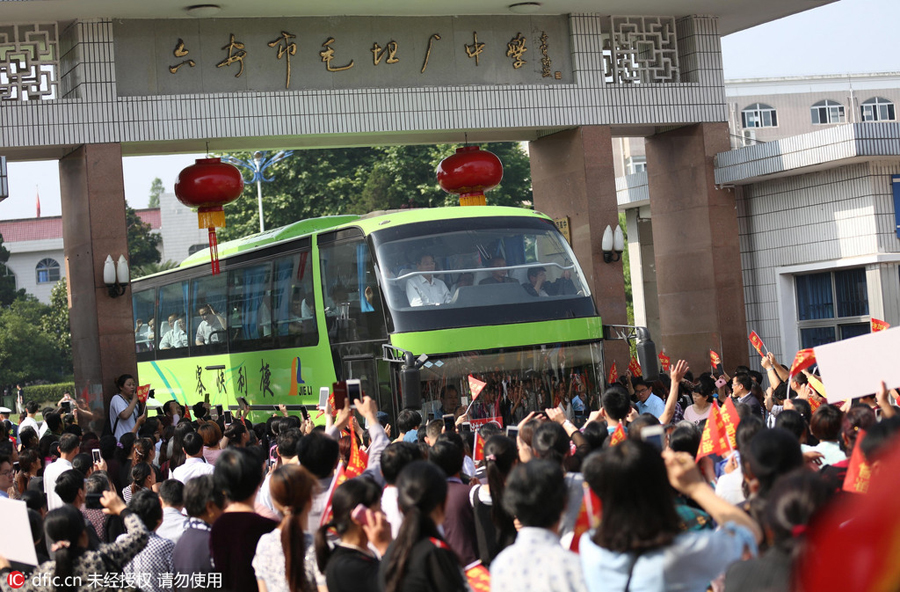 Students receive <EM>gaokao</EM> cheers in E China