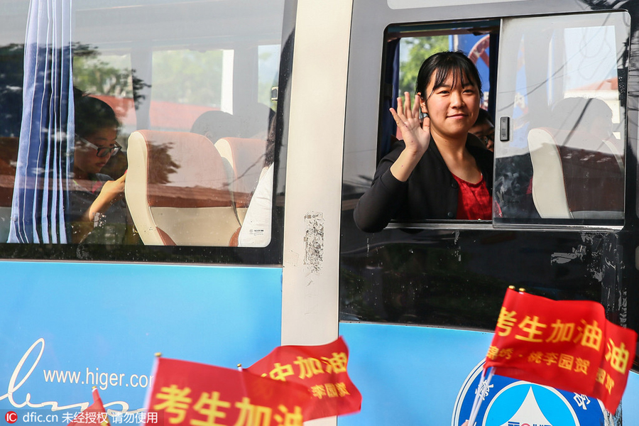 Students receive <EM>gaokao</EM> cheers in E China