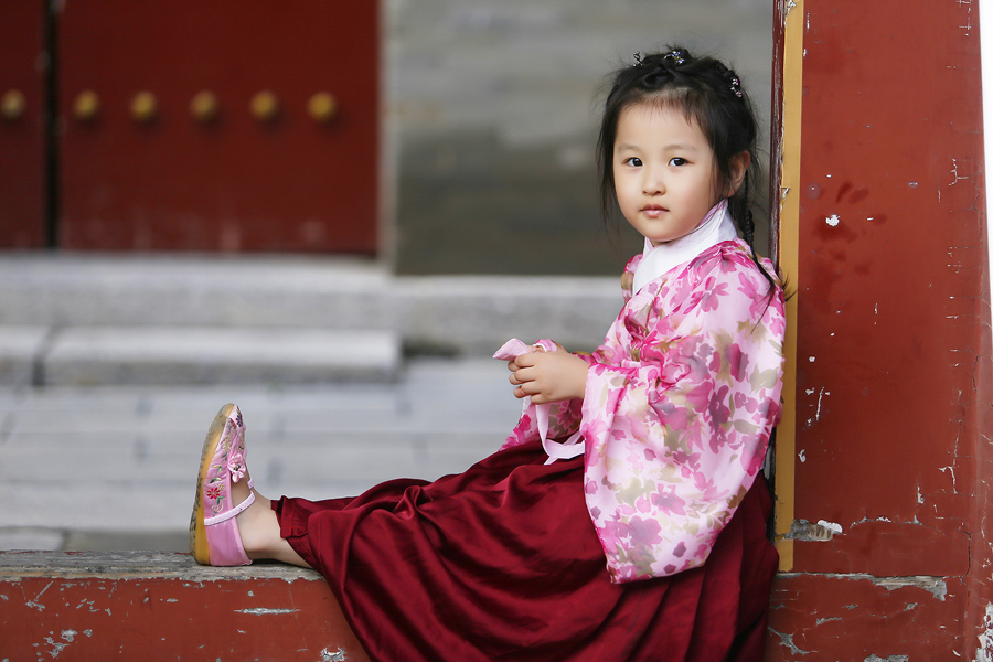 Kids in <EM>hanfu</EM> celebrate Dragon Boat Festival