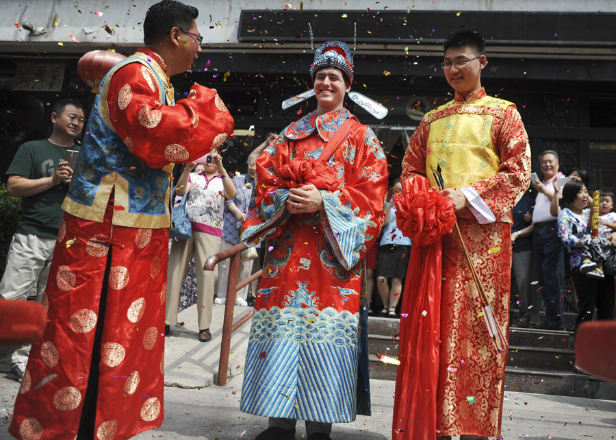 American marries Chinese girl in traditional wedding