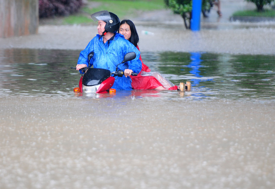 Heavy rains flood streets, leave people stranded in South China