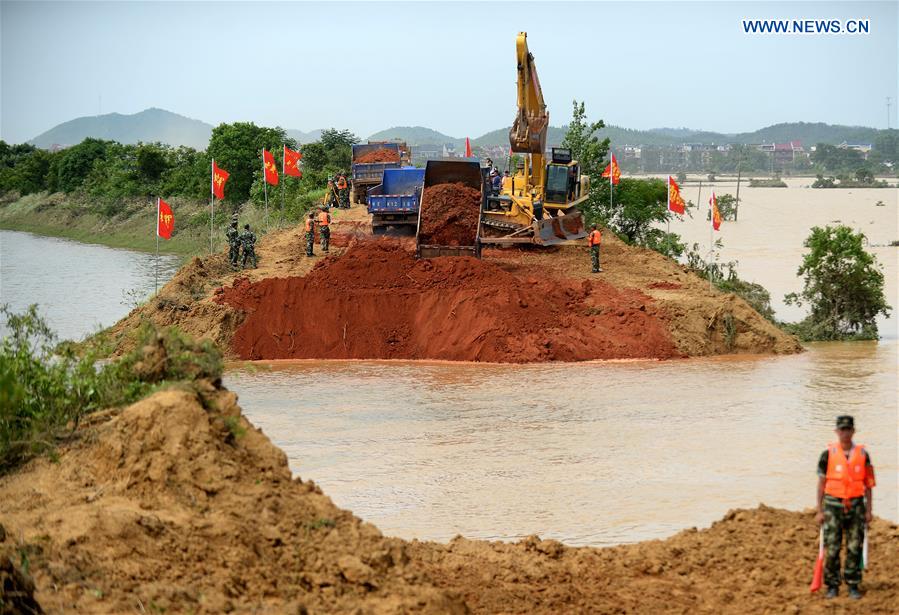 Armed police mend gap in E China river defenses