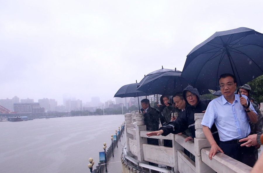 Premier Li visits flood-hit Wuhan