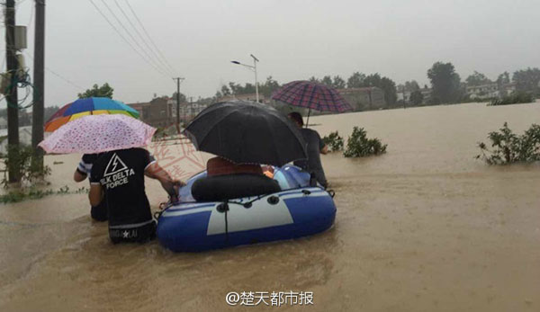 Wedding on a flooded frontline