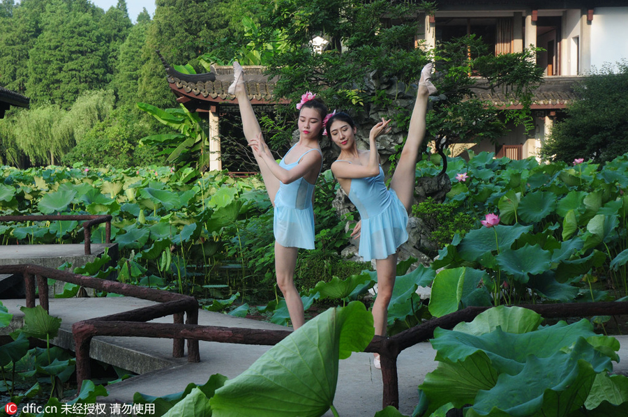 Graceful dancers perform on West Lake in East China