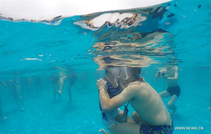 Underwater kissing contest held in Shanghai