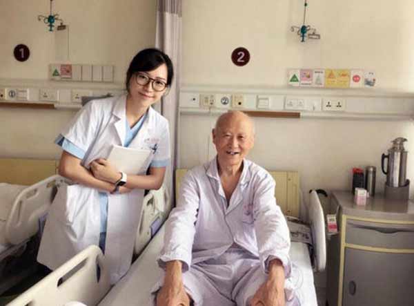 Netizens go crazy for beautiful young doctor who helps woman give birth in shopping mall