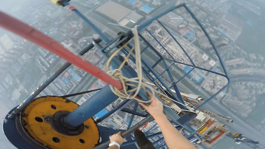 Daredevil couple scales China's tallest construction site