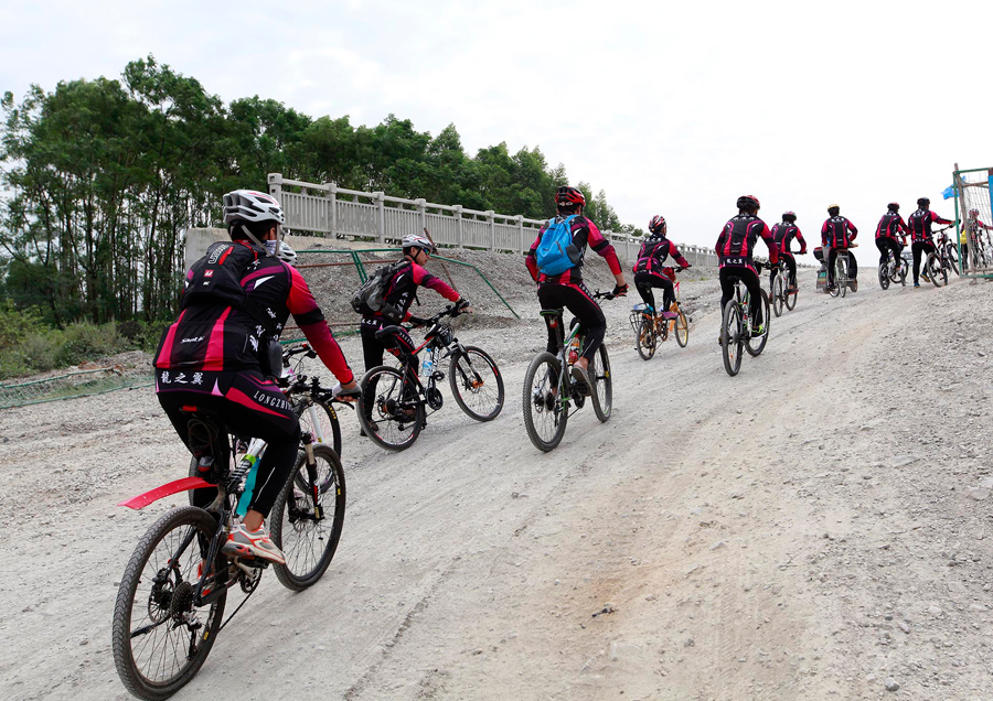 A silent cycling team