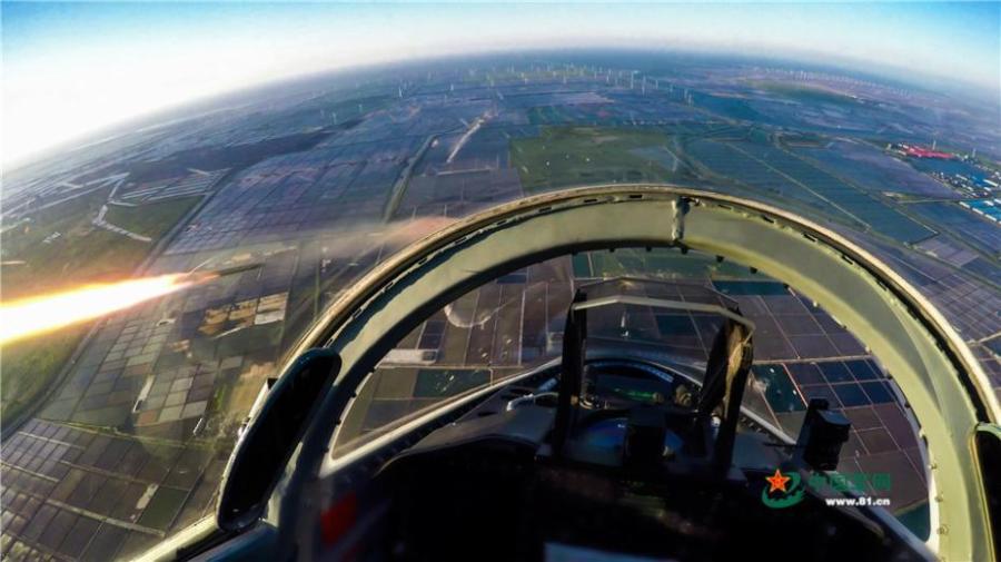 Chinese female pilots fly fighter-bomber JH-7