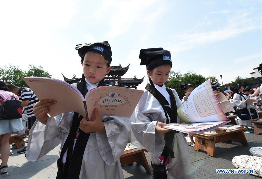 Children wearing Hanfu attend writing ceremony in E China