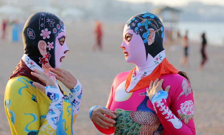 Eye-catching face-kini creates waves in Qingdao