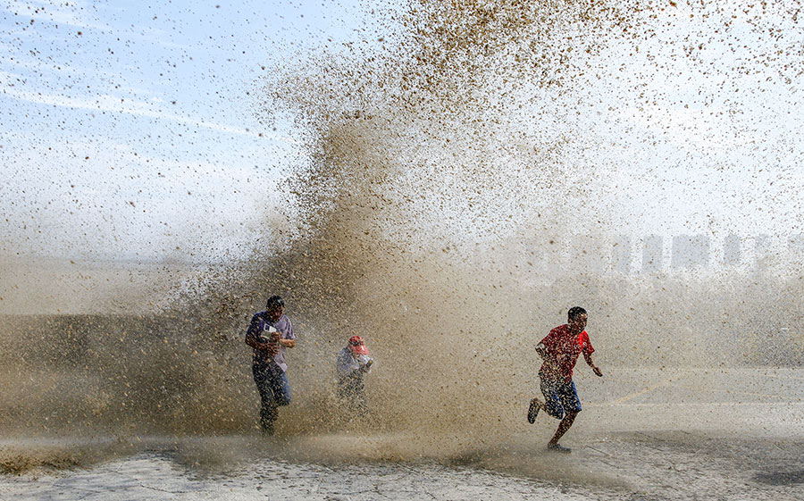 Visitors view soaring tide of Qiantang River