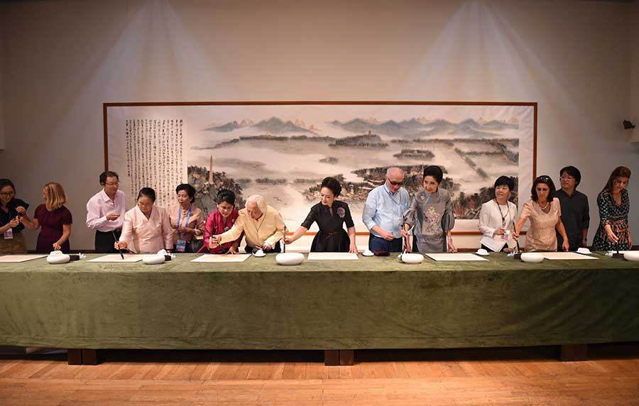 Peng Liyuan and wives of G20 summit leaders visit China Academy of Art
