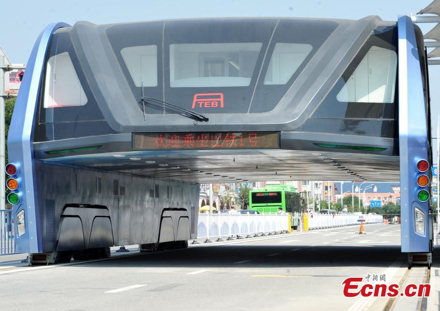 Street-straddling bus continues tests