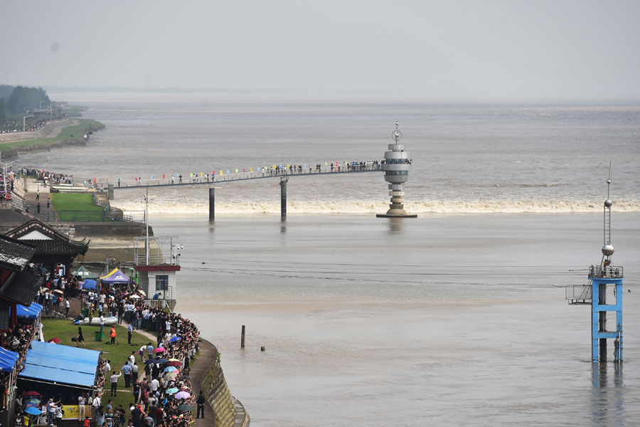 People watch tide of Qiantang River in East China