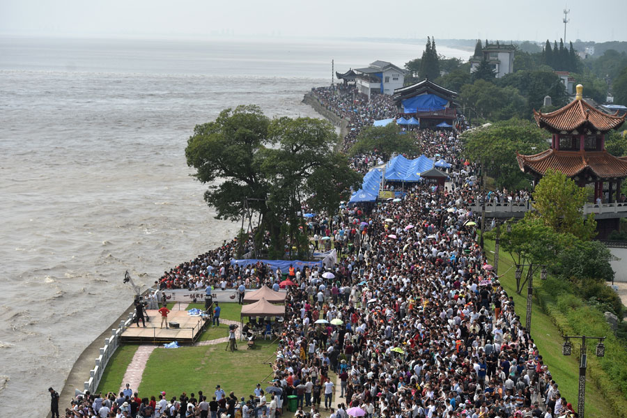 People watch tide of Qiantang River in East China