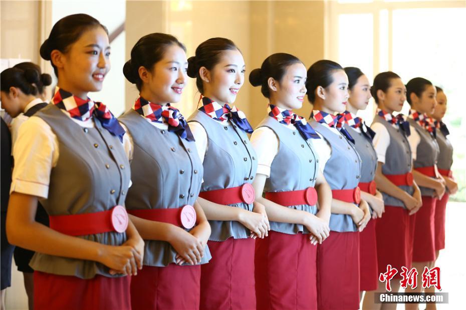 Students compete for flight attendant jobs in Sichuan