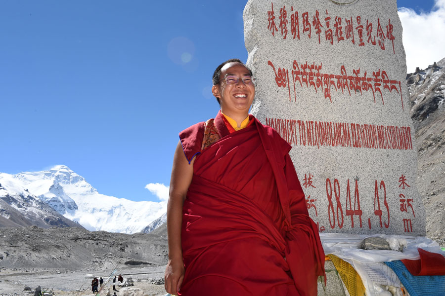 Panchen Lama prayers at foot of Qomolangma