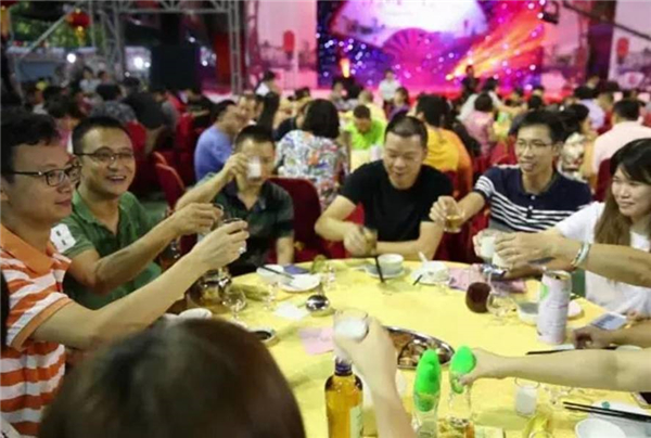 Grand banquet serves 20,000