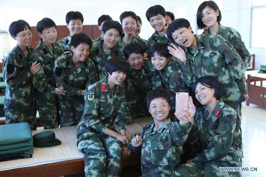 Female soldiers take training in Hainan