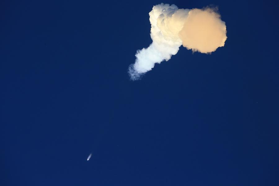 China's Shenzhou-11 manned spacecraft blasts off